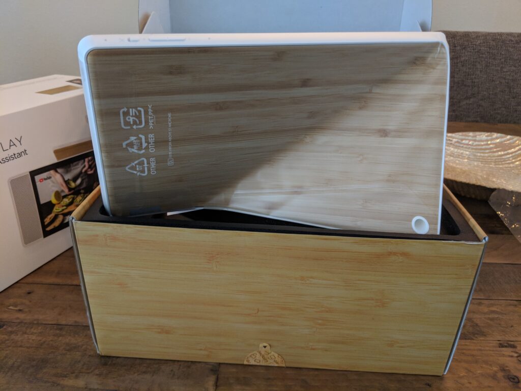 Lenovo Smart Display 10 unboxed