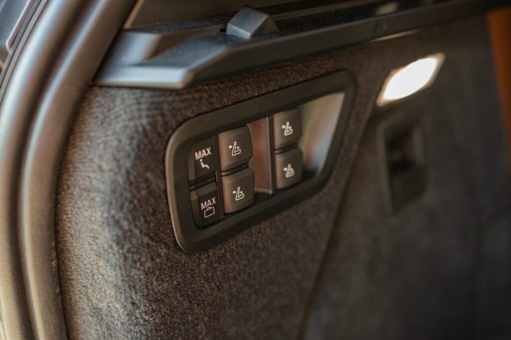 2024 BMW X7 Seating and Cargo Controls